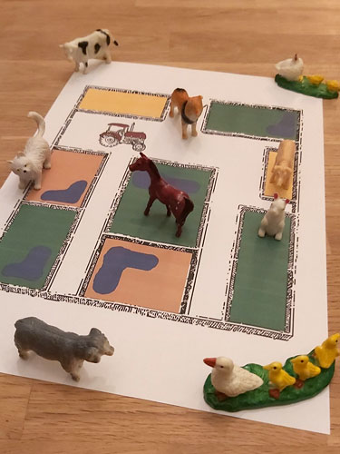 Die Kinder lernen spielerisch, wie die Bauernhoftiere auf Englisch heißen. Und lernen nebenbei ganz viele andere Dinge.