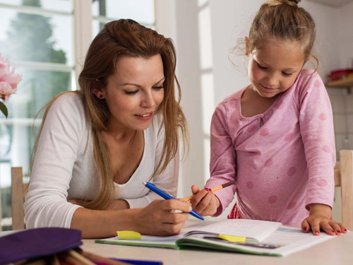 Eltern können auch zu Hause zusammen mit ihren Kindern spielerisch Englisch lernen.
