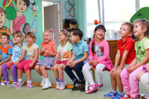 Kinder lernen im Kindergarten mit Spaß Englisch.