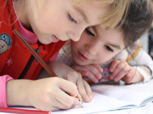 Spielend Englisch lernen: Auch Englisch in der Schule muss für die Kinder abwechslungsreich und spannend sein. Motivation und Spaß beim Englisch-Lernen sind das Wichtigste.