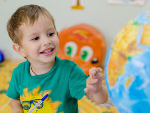 Spielend Englisch lernen: Die Kinder brechen zur Entdeckung der Welt auf und verstehen, warum die deutsche Sprache allein nicht ausreicht. Englisch muss man können!
