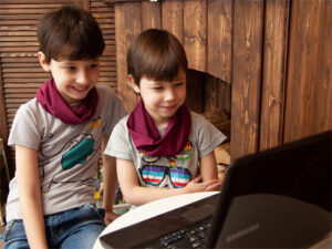 Wir liefern außerdem Informationen zu interaktiven Aktivitäten: Spiele, Lieder, kleine Videos mit Geschichten, spielerische Hörübungen.